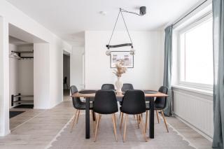 Spacious Downtown Apt with Balcony - Hosts 10 - 2