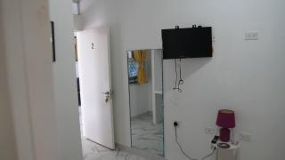 Enjoy a comfortable and private stay in this cozy double room, perfect for two g - 5