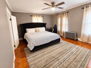 Cozy Retreat King Bed & Private Entrance - 9