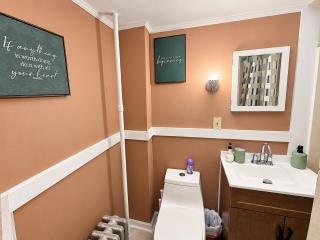 Cozy Retreat King Bed & Private Entrance - 4