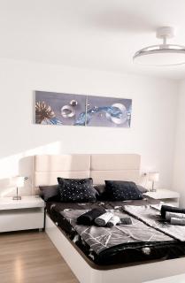 ICON Beach Apartment - 1 Min to Beach & Free Garage - 6