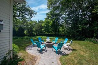 Spacious home with deck and fire pit - 9