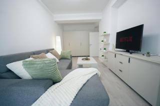 Modern & Cozy w Balcony, Near AFI Mall - 7