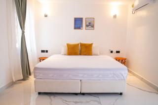 5 bedroom creek villa, pool,ac in nyali - 1