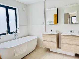 HELIODOR - 4BR townhouse with AC NR Addenbrookes - 4