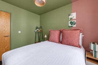 City Centre Apartment with Parking and Terrace - 4