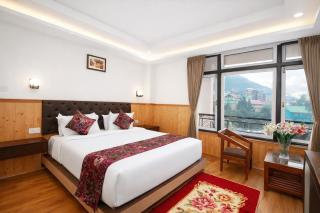 Hotel The Grand With Parking - 2