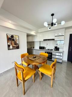 Luxury 2BR, King & Queen Beds, 13th Floor City Views, Pool & Gym, Westlands - 3