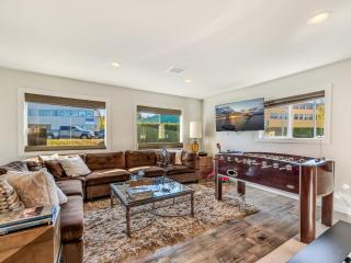 Riverfront Astoria Condo on Pier, Walk Everywhere - 0