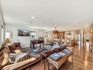 Riverfront Astoria Condo on Pier, Walk Everywhere - 5
