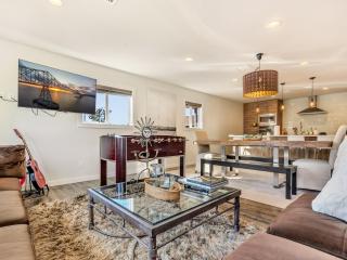 Riverfront Astoria Condo on Pier, Walk Everywhere - 4