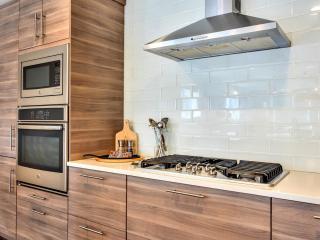 Riverfront Astoria Condo on Pier, Walk Everywhere - 2