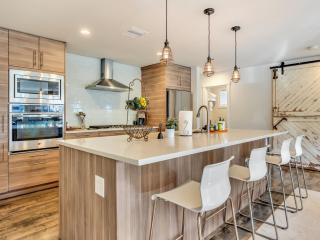 Riverfront Astoria Condo on Pier, Walk Everywhere - 1