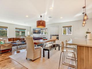 Riverfront Astoria Condo on Pier, Walk Everywhere - 8