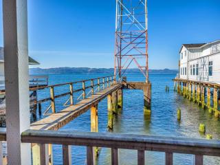 Riverfront Astoria Condo on Pier, Walk Everywhere - 9