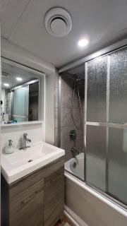 R5 Downtown Unit with Free Parking and only 6km 4m from Airport - 3