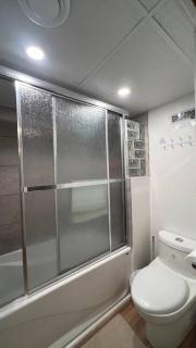 R5 Downtown Unit with Free Parking and only 6km 4m from Airport - 1
