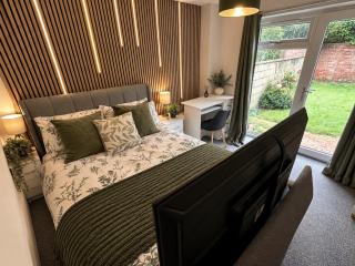 Luxury 5-bed Park Estate home with garden - 4