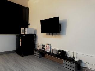 Black Vantage Room at T9 Building - 8