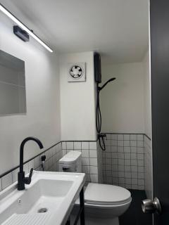 Black Vantage Room at T9 Building - 7