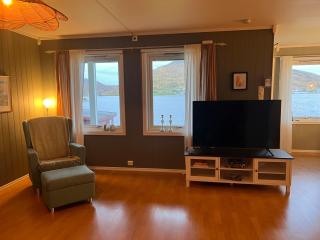 Kvaløya apartment by the sea - 1