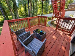 Private Furnished Basement Studio - Kitchen, Parking & Wifi - 8
