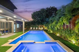 Elegant Tropical Villa 7BR Pool & Jacuzzi - 0