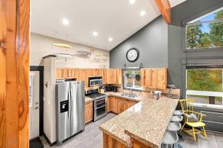 Spacious Mountain Retreat with Sauna Hot Tub & Pool - McCall - 3
