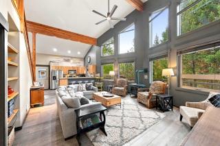 Spacious Mountain Retreat with Sauna Hot Tub & Pool - McCall - 0