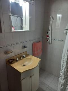 2 bedroom house with AA, 4 beds - pool - grill- ping pong - 4