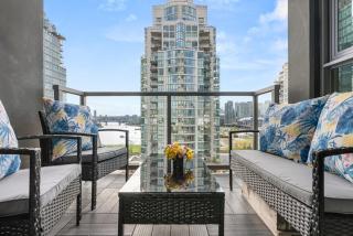 Large 1br Sub-Penthouse Near Science World - 6