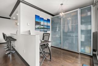 Large 1br Sub-Penthouse Near Science World - 2