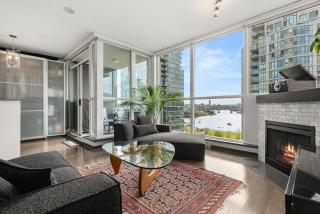 Large 1br Sub-Penthouse Near Science World - 1