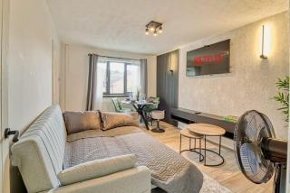 Modern 1BR Apt Netflix Parking M6 Access - 1