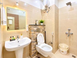 Hotel The R-Beach Ember Near Jagannath Temple # Sea Beach # Resturent # Lift and Parking - fully Air Conditioning Rooms # A Top Rated Hotel - 1