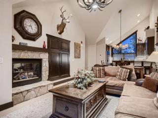 Luxury Ski In, Ski Out 3 Bedroom Townhome At The Snowflake Lift - Saddlewood Townhomes - 9