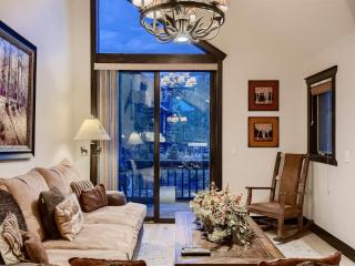 Luxury Ski In, Ski Out 3 Bedroom Townhome At The Snowflake Lift - Saddlewood Townhomes - 8