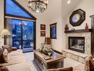 Luxury Ski In, Ski Out 3 Bedroom Townhome At The Snowflake Lift - Saddlewood Townhomes - 7