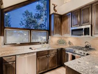 Luxury Ski In, Ski Out 3 Bedroom Townhome At The Snowflake Lift - Saddlewood Townhomes - 5