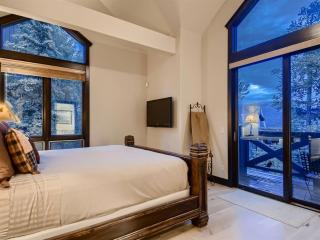 Luxury Ski In, Ski Out 3 Bedroom Townhome At The Snowflake Lift - Saddlewood Townhomes - 1