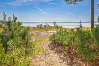 Lakefront Greers Ferry Rustic Getaway w/ Game Room - 9