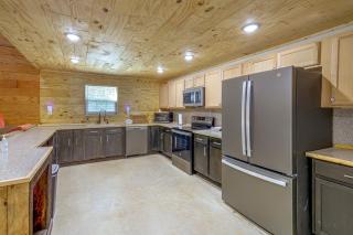 Lakefront Greers Ferry Rustic Getaway w/ Game Room - 4