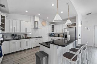 Beach Hot Tub & Pool Getaway in Palm Coast walk or bike to the beach - Palm Coast - 2