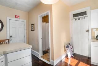 Studio w King Bed Walking distance to Beach & Shops - 4