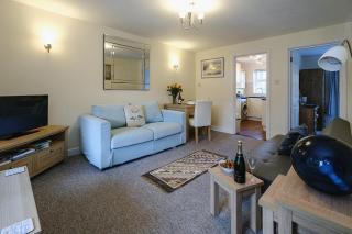 1 Coastguard Court, #Aldeburgh - Close to the #BEACH, High Street, Yacht Club - #SEASIDE Ground Floor Apartment - sleeps 2 - Manage by Aldeburgh Coastal Cottages - 2