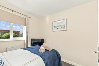4 Bedroom, Free Parking, Fast WiFi - 9