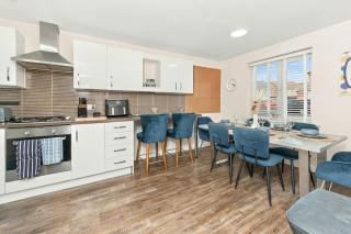 4 Bedroom, Free Parking, Fast WiFi - 3