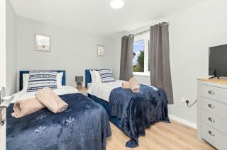 4 Bedroom, Free Parking, Fast WiFi - 1