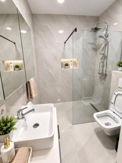 Modern Apartment in City Center, 2BR - Free Private Parking Garage - 5
