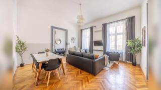 Steps to Great Market Hall - Artful 3BR for 10 Guests - 4